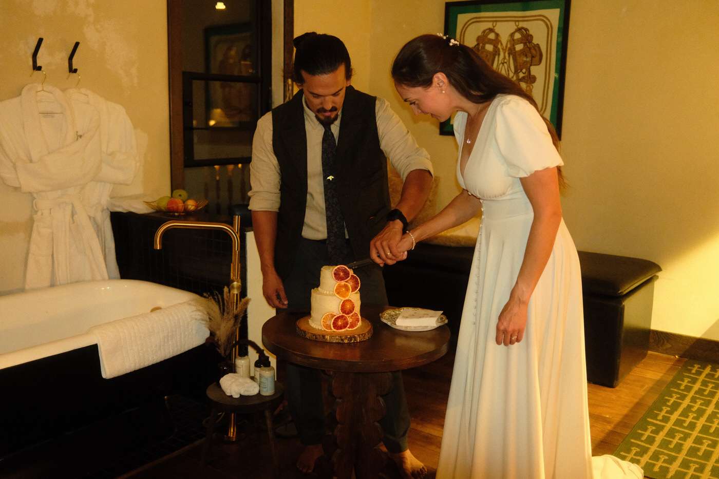 cutting the wedding cake 