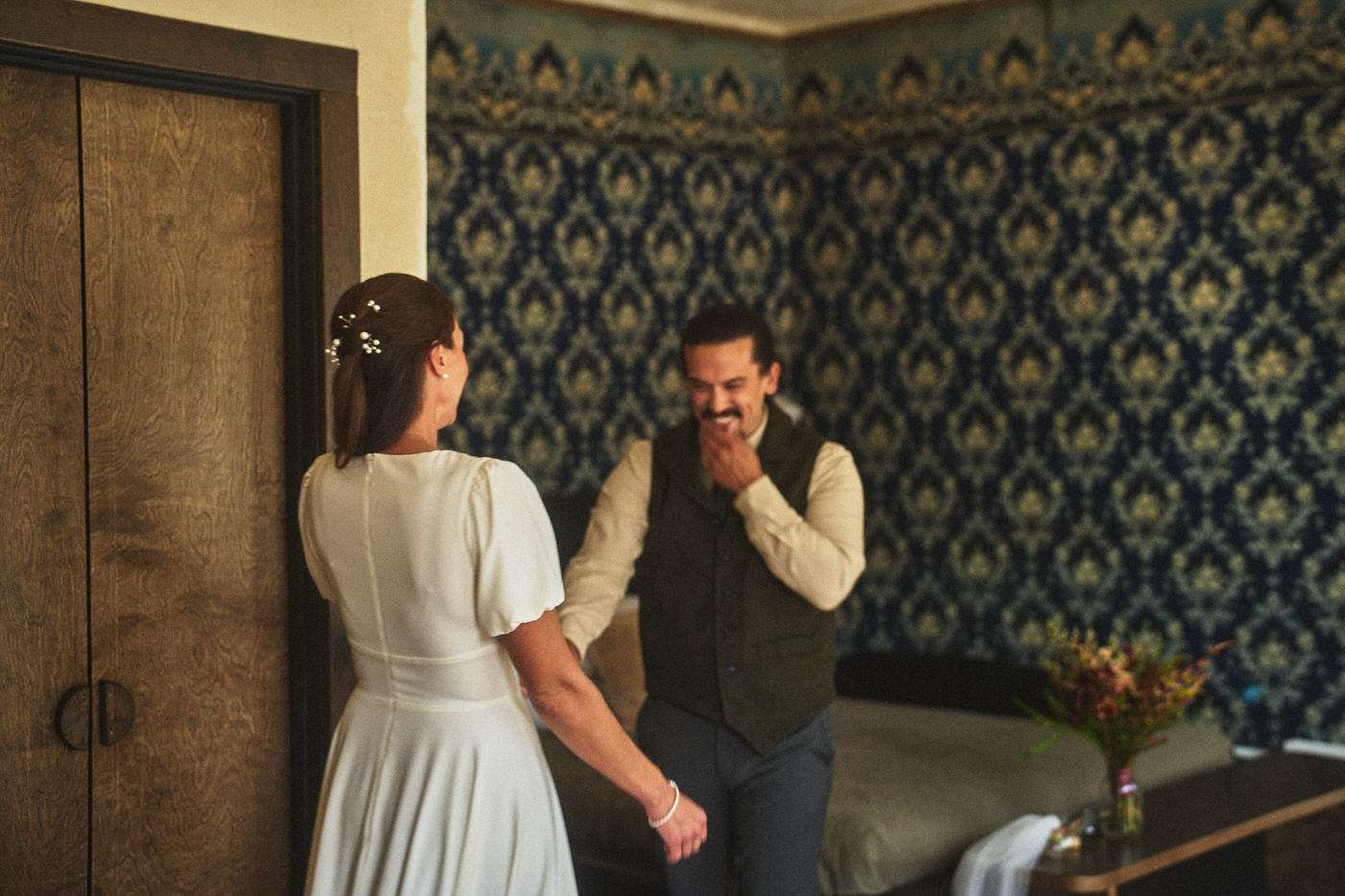 nick and amanda wedding day first look