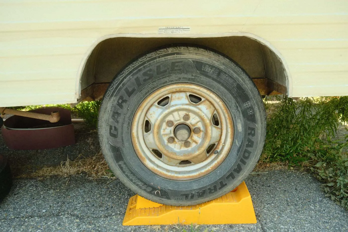 old vintage camper wheels before replacement 